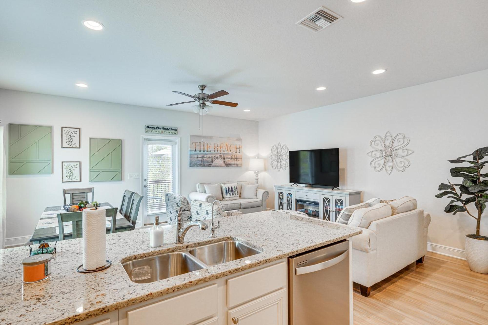 Holiday home Pcb Townhome With Deck And Pool Access 3 Mi To Beach! Panama City Beach