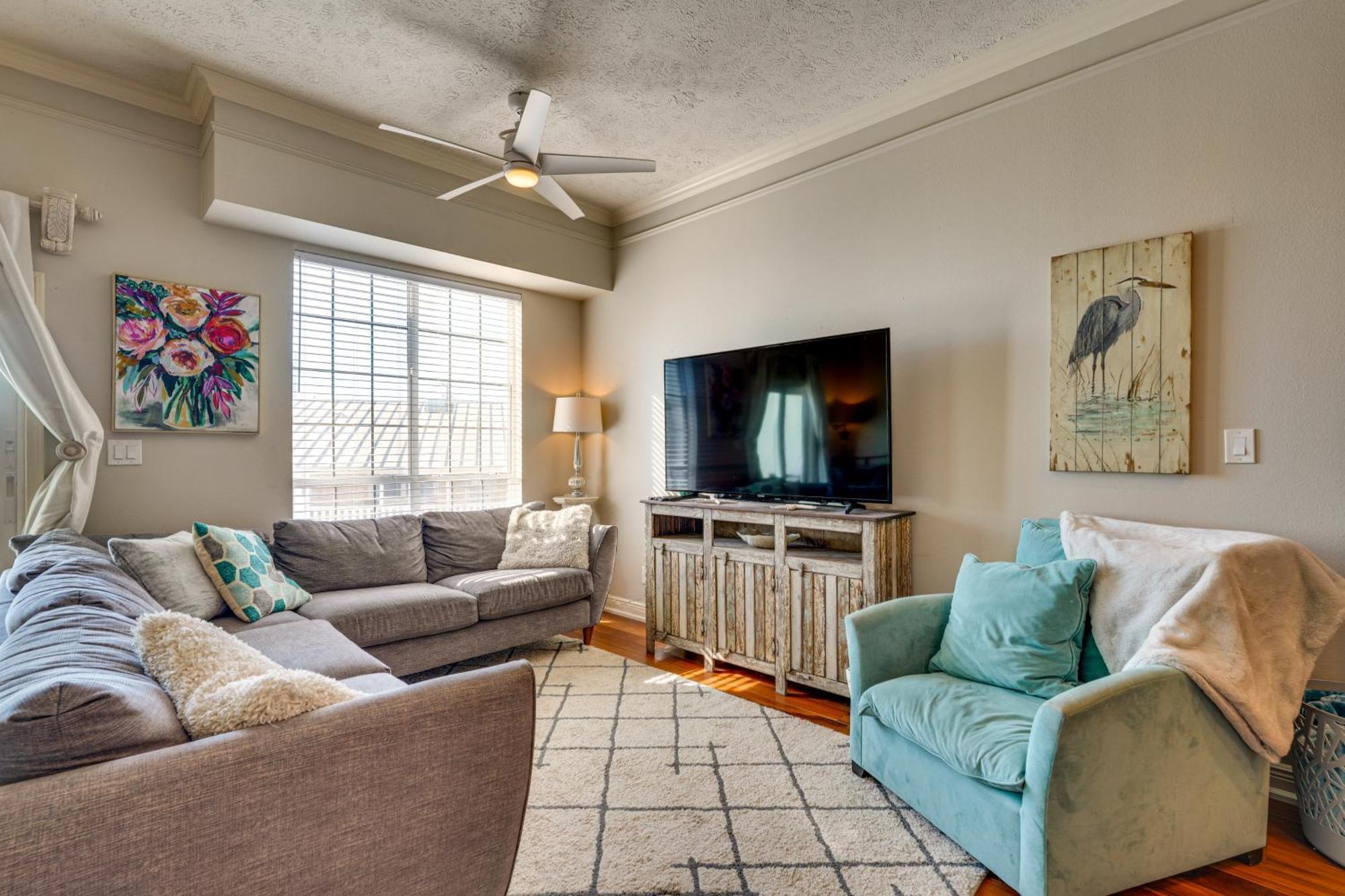 Panama Townhome With Deck, Ocean Views Holiday home