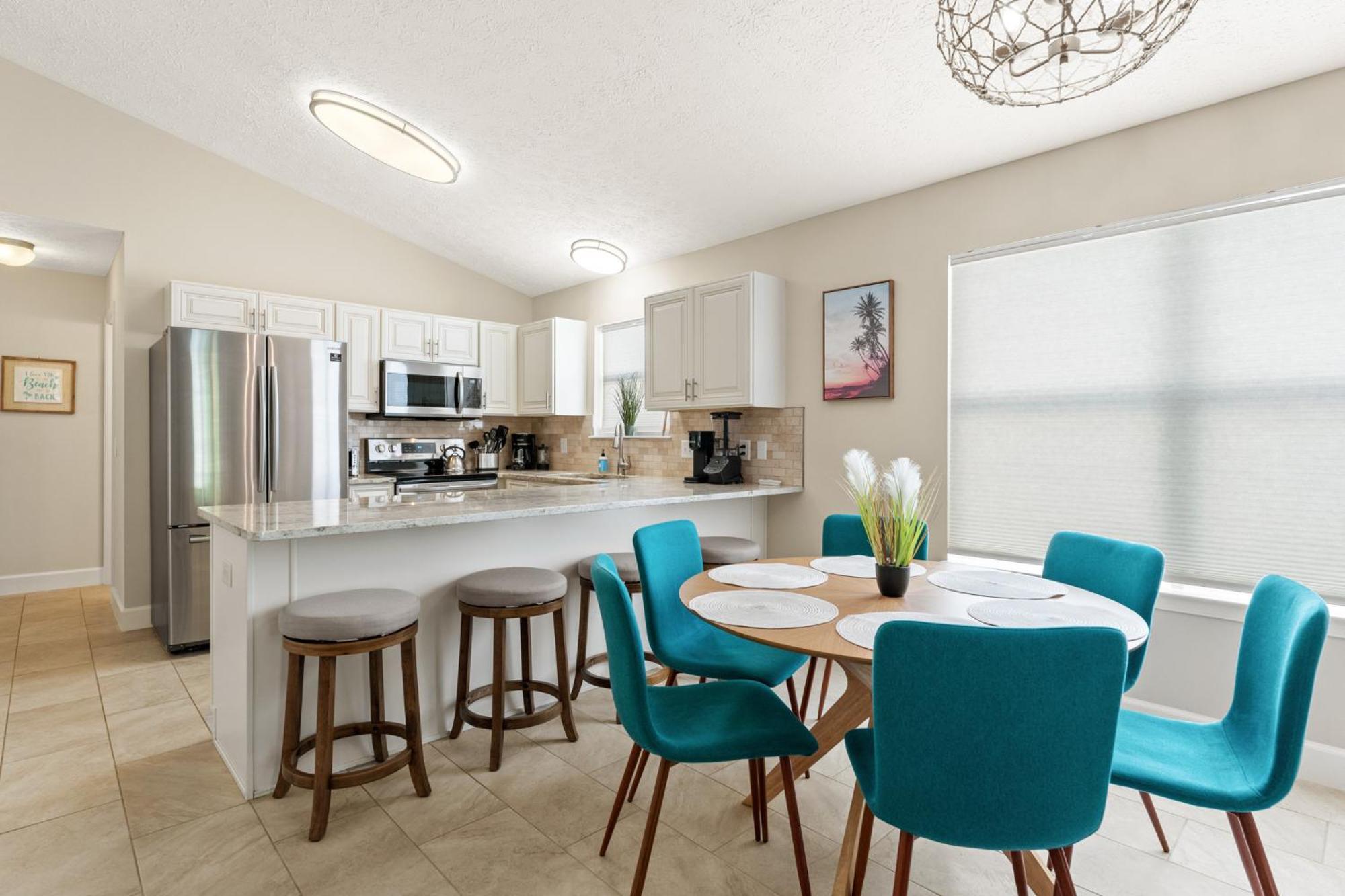 Bliss Awaits! - Beach, Pools, Tiki-deck, Arcade, Putting Green, Family Fun! Holiday home *