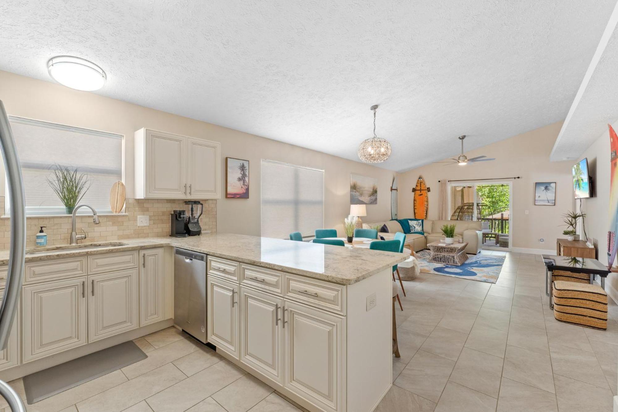 Bliss Awaits! - Beach, Pools, Tiki-deck, Arcade, Putting Green, Family Fun! Panama City Beach