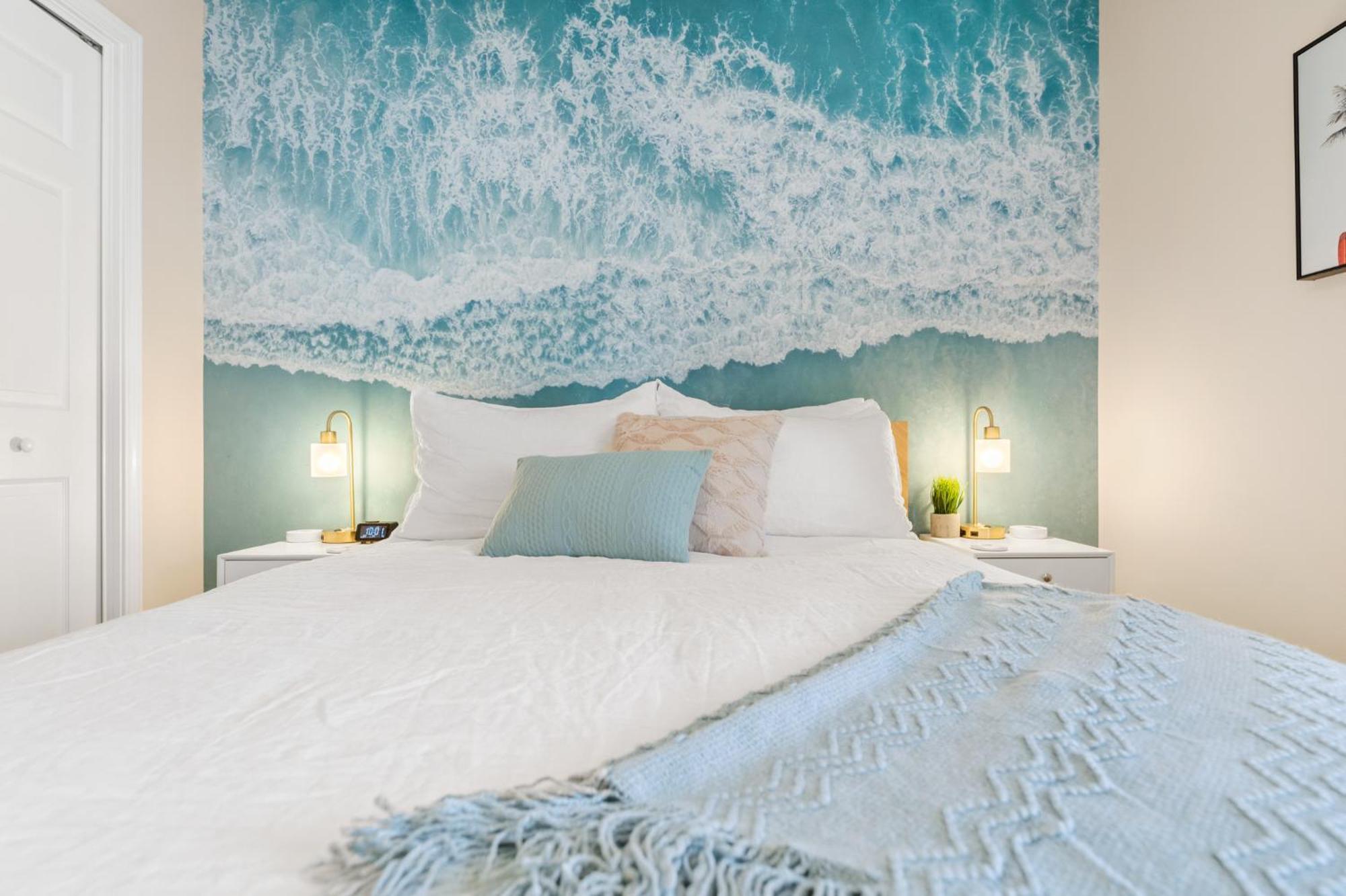 Bliss Awaits! - Beach, Pools, Tiki-deck, Arcade, Putting Green, Family Fun! *