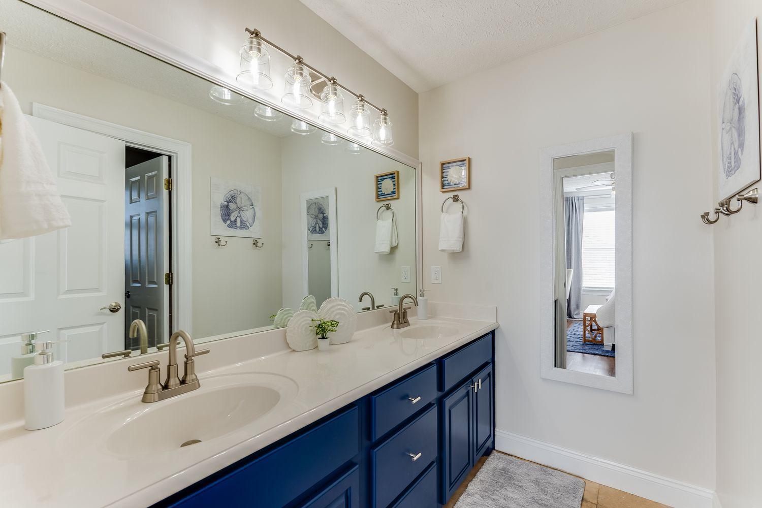Sand Dollar Holler-pool-close To Beach And Shops!