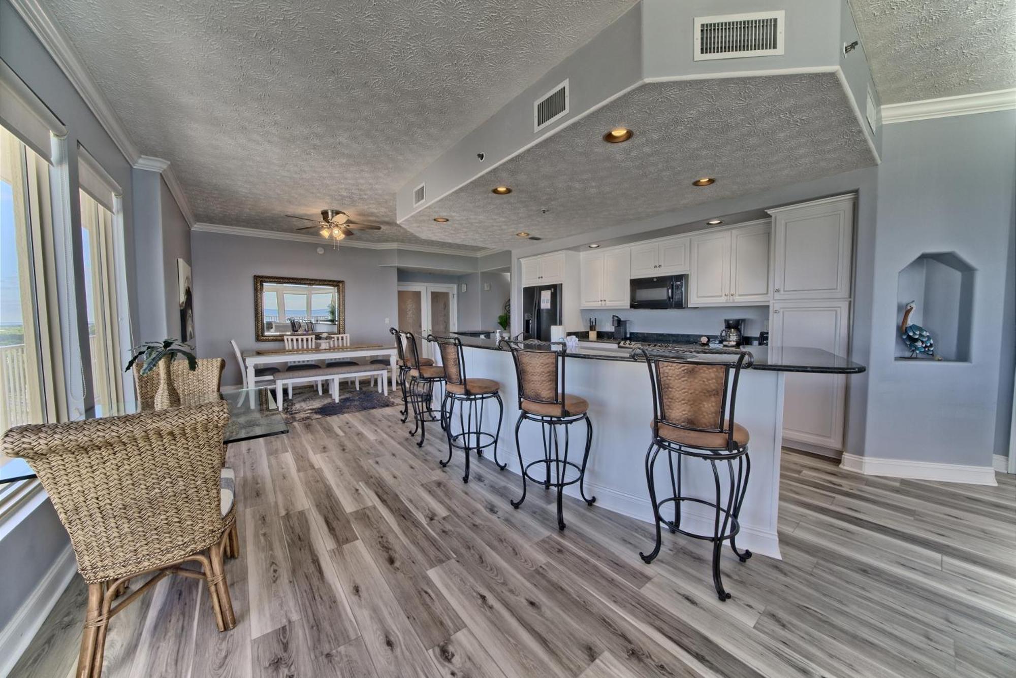 Spacious Tropical At 17th Floor With And Pool Access - Unit 1707 *