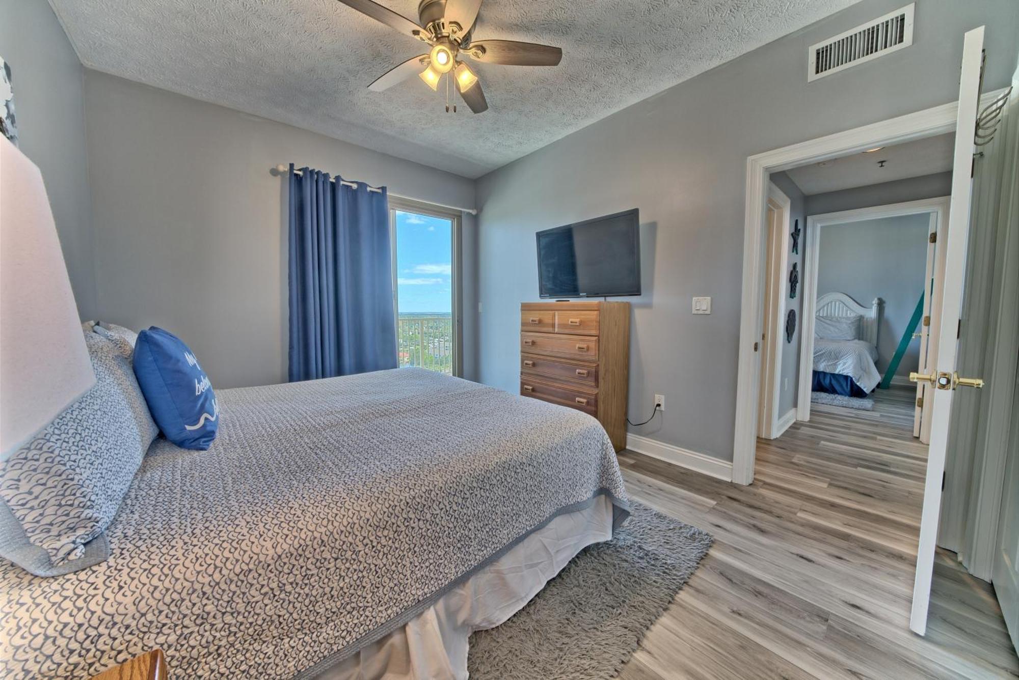 Apartment Spacious Tropical At 17th Floor With And Pool Access - Unit 1707