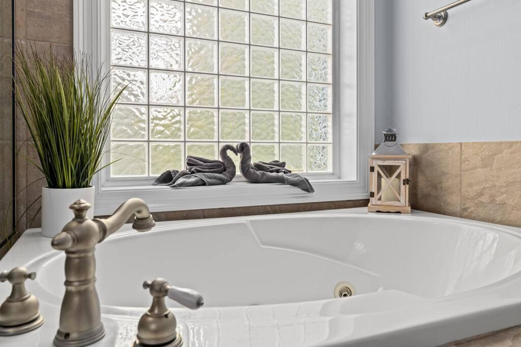 Holiday home A Shore Bett-romantic Pool Beckons With Whispers Of Sea Salt And Starlight