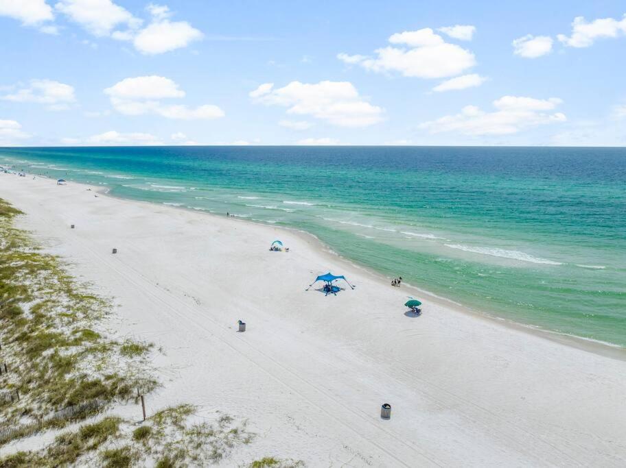 New! Steps To White Beaches! Pool & Grill! 2br 2ba Holiday home *