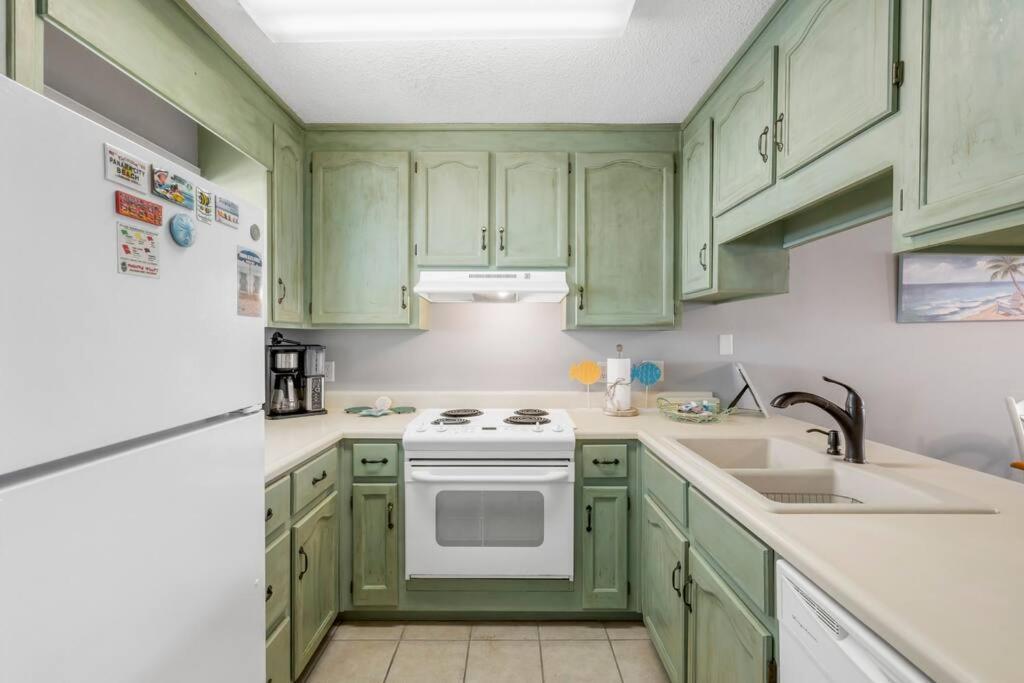 New! Steps To White Beaches! Pool & Grill! 2br 2ba Holiday home Panama City Beach