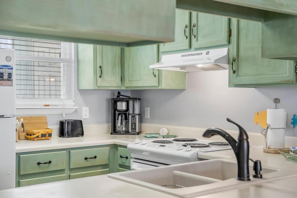 New! Steps To White Beaches! Pool & Grill! 2br 2ba *
