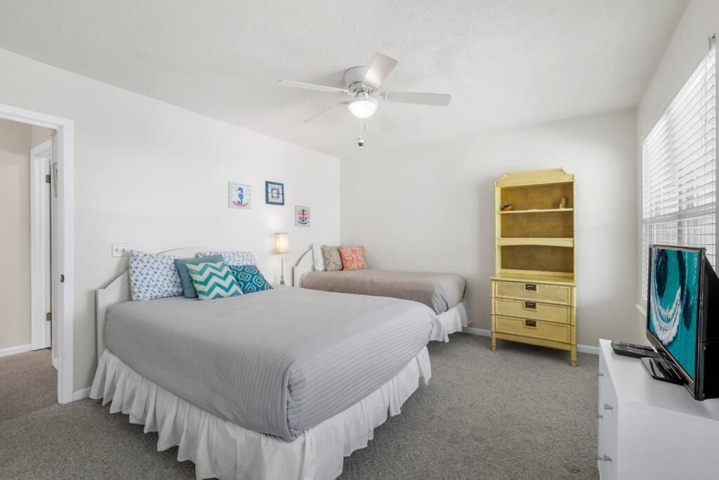 New! Steps To White Beaches! Pool & Grill! 2br 2ba