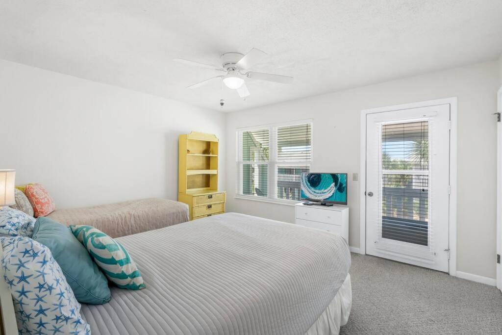 New! Steps To White Beaches! Pool & Grill! 2br 2ba Holiday home