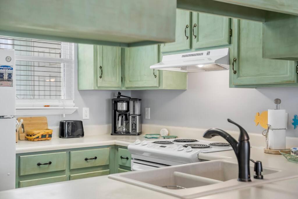New! Steps To White Beaches! Pool & Grill! 2br 2ba *