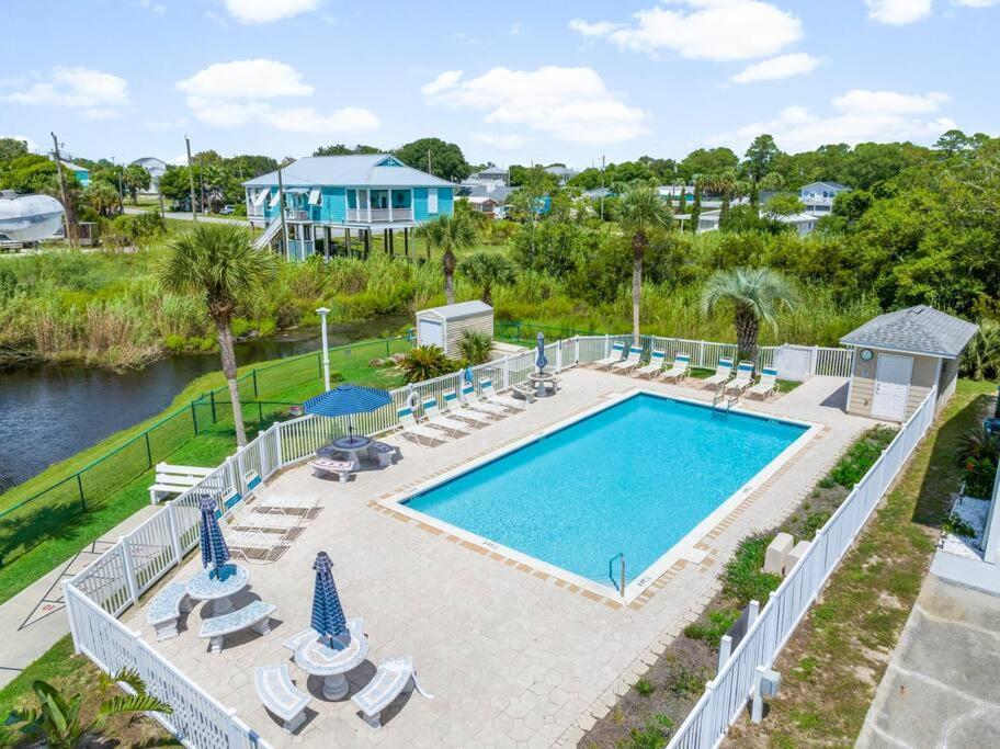 New! Steps To White Beaches! Pool & Grill! 2br 2ba Holiday home *