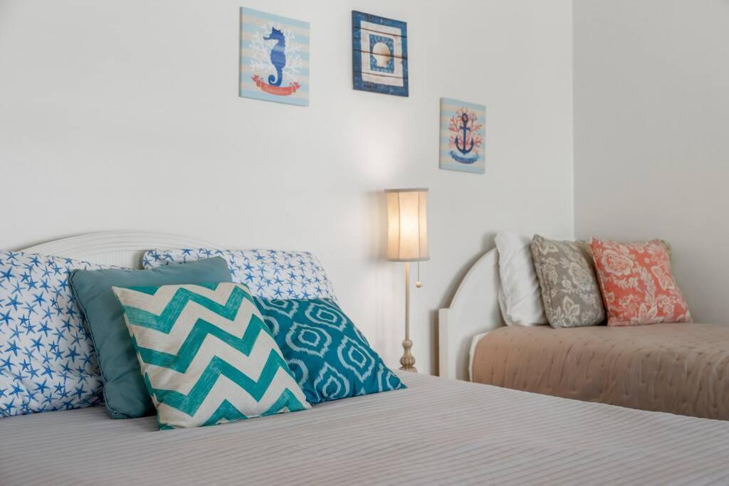 New! Steps To White Beaches! Pool & Grill! 2br 2ba *