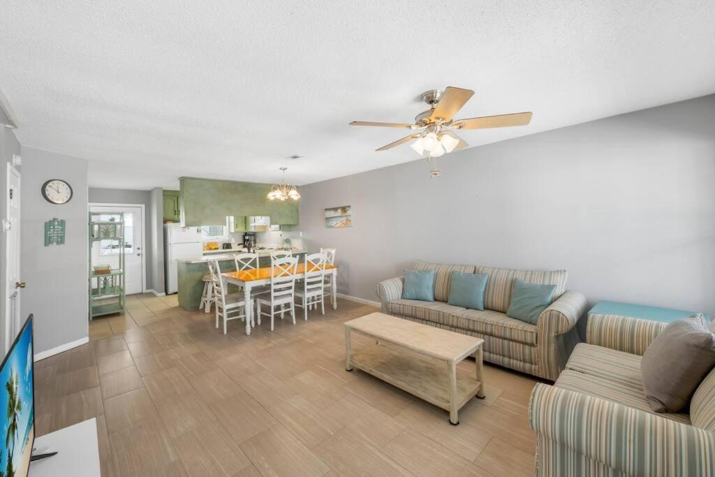 Holiday home New! Steps To White Beaches! Pool & Grill! 2br 2ba *