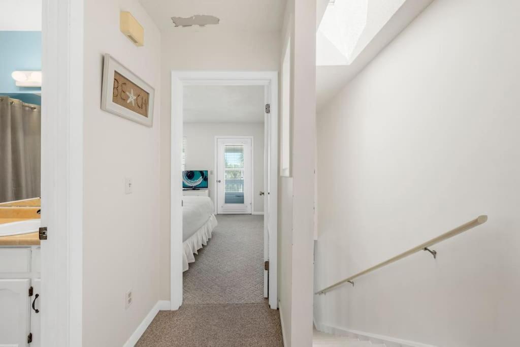Holiday home New! Steps To White Beaches! Pool & Grill! 2br 2ba