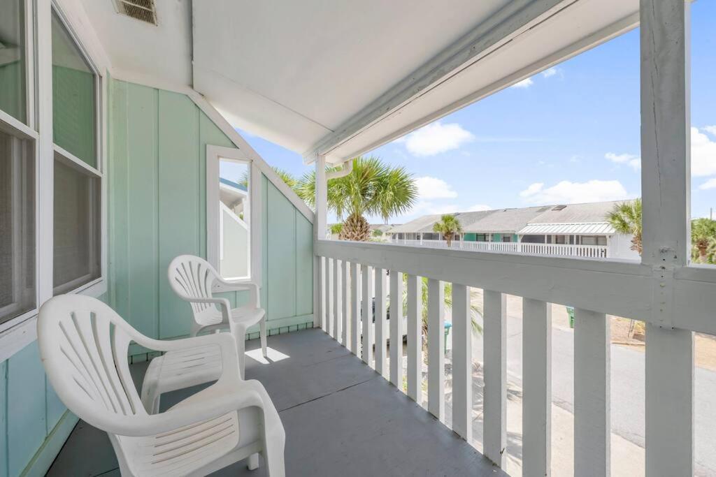 Holiday home New! Steps To White Beaches! Pool & Grill! 2br 2ba *