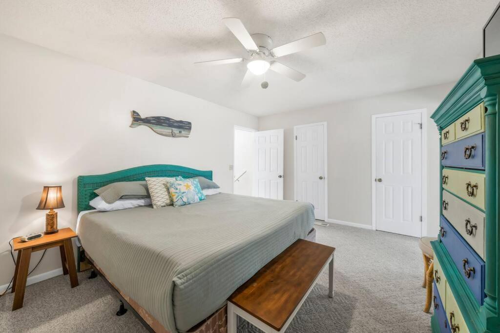 New! Steps To White Beaches! Pool & Grill! 2br 2ba
