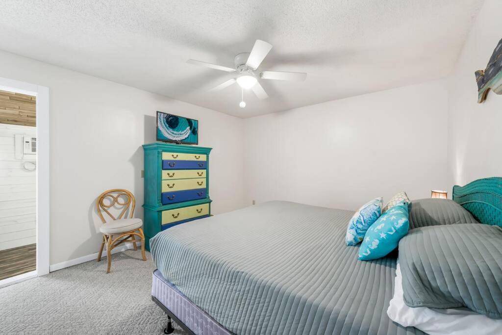 Holiday home New! Steps To White Beaches! Pool & Grill! 2br 2ba