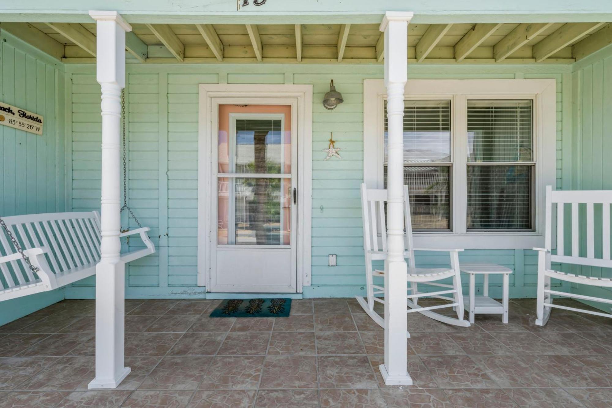 New! Steps To White Beaches! Pool & Grill! 2br 2ba Holiday home
