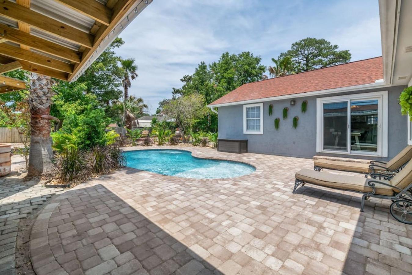 Get Shipwrecked At This Private Pool With Tiki Bar And Amazing Game