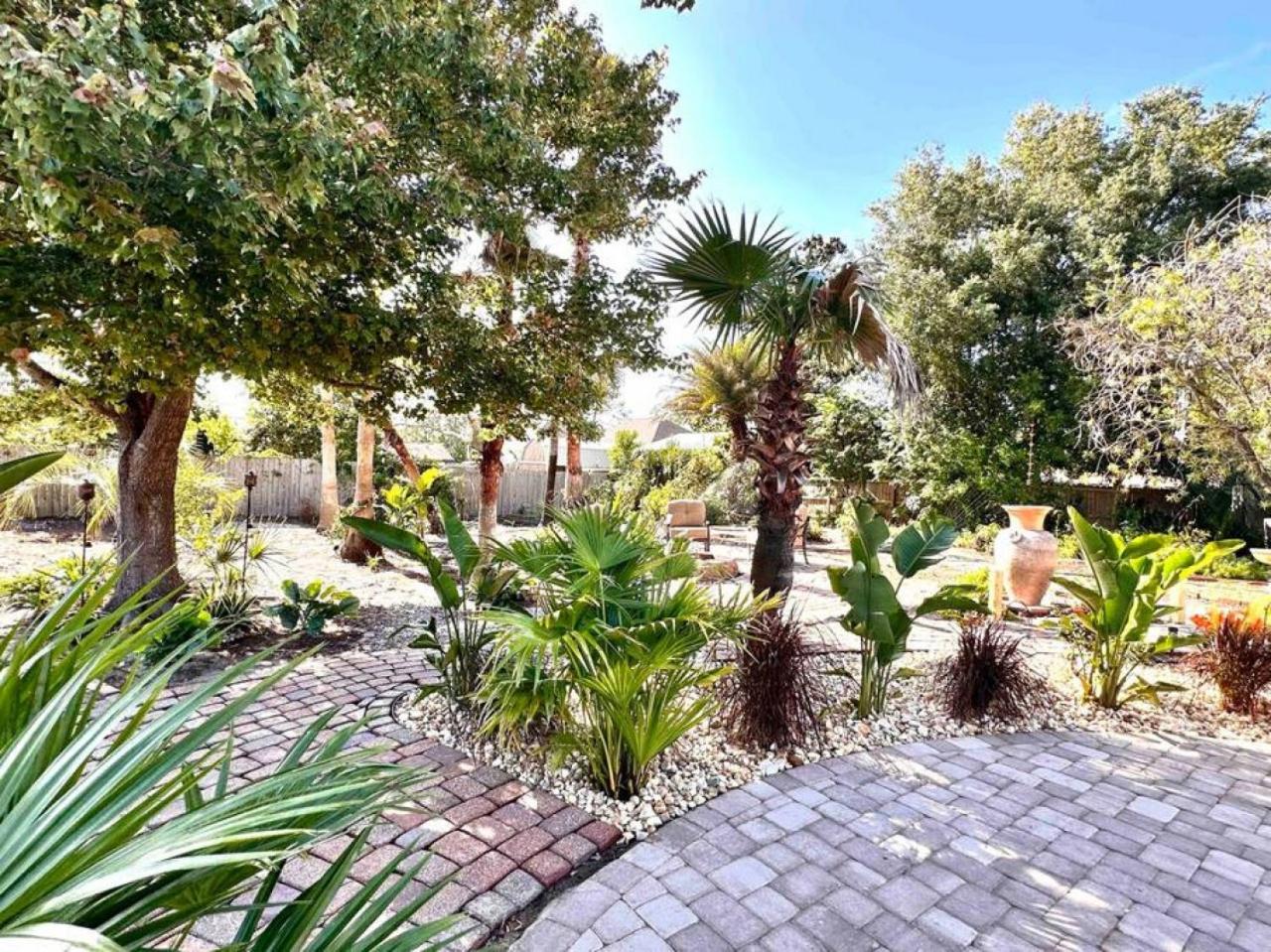 Get Shipwrecked At This Private Pool With Tiki Bar And Amazing Game Holiday home *