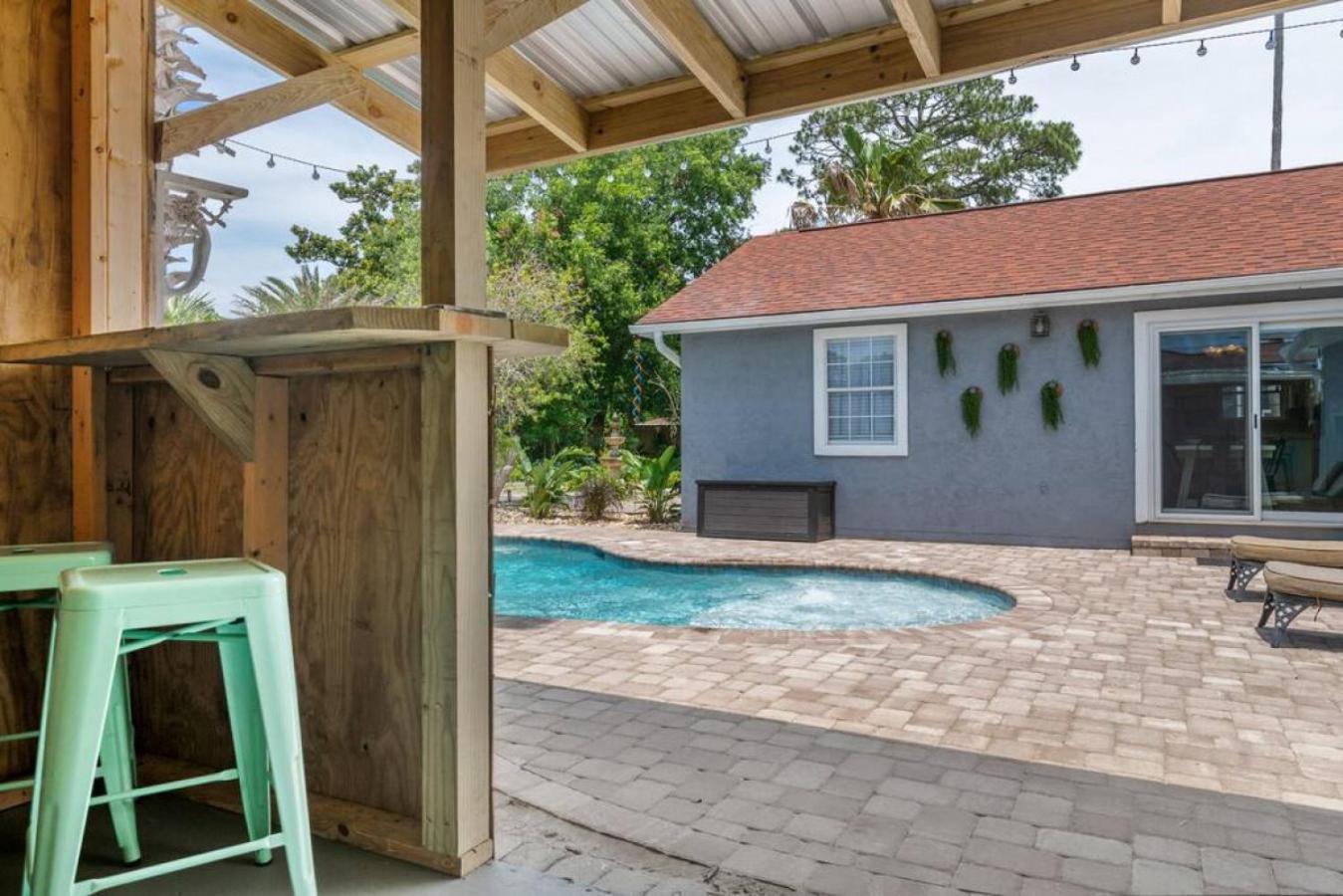 Get Shipwrecked At This Private Pool With Tiki Bar And Amazing Game Holiday home *