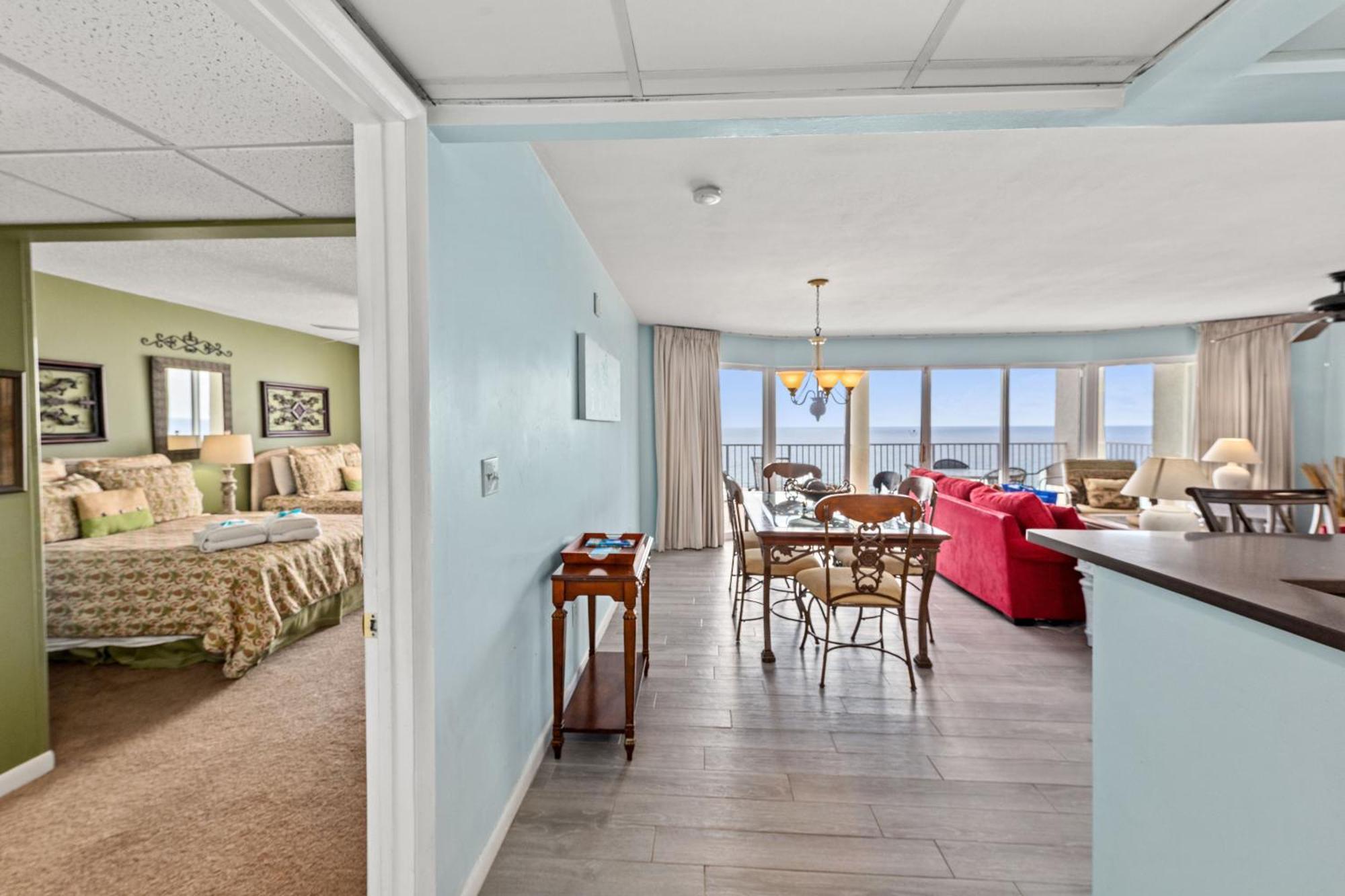 Gulf Front Living And Master Suite! Sleeps 8! * Panama City Beach