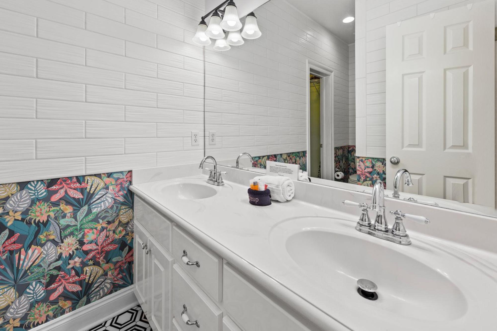 Next To Pier Park! Steps From The Beach! Dog-friendly! Pool! * Panama City Beach