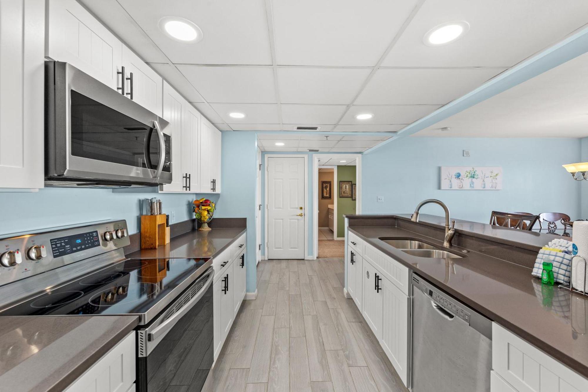Gulf Front Living And Master Suite! Sleeps 8! * Panama City Beach