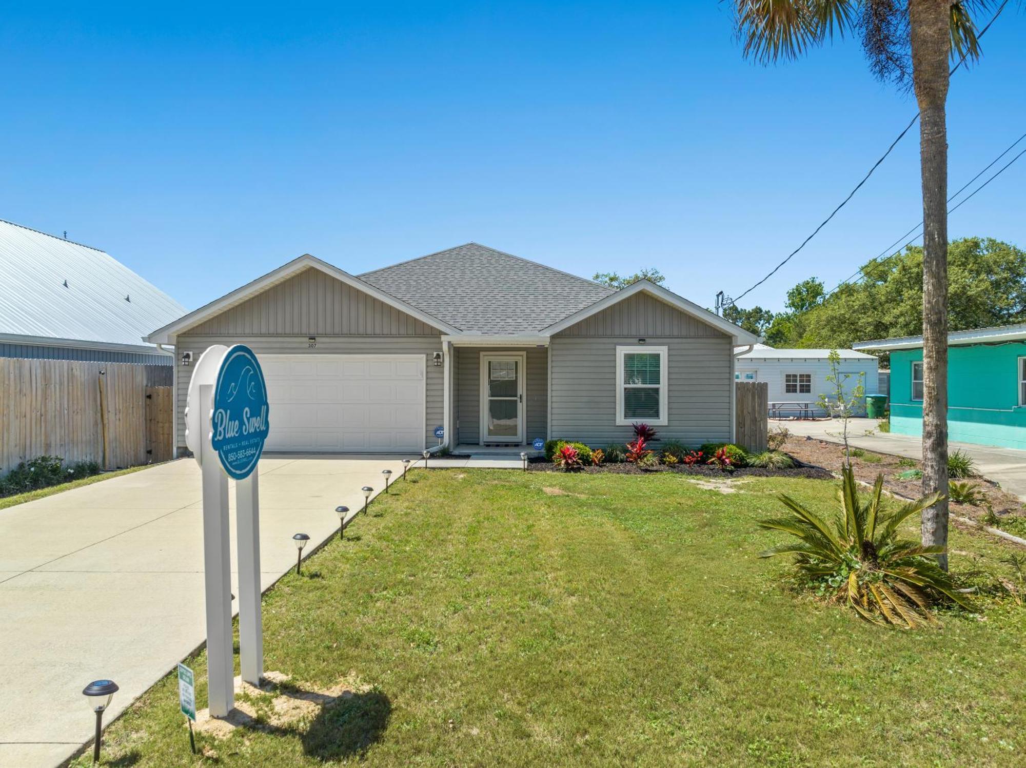 Holiday home 3bd, 2ba Home! Family Friendly! Close To Beach! Hot Tub!