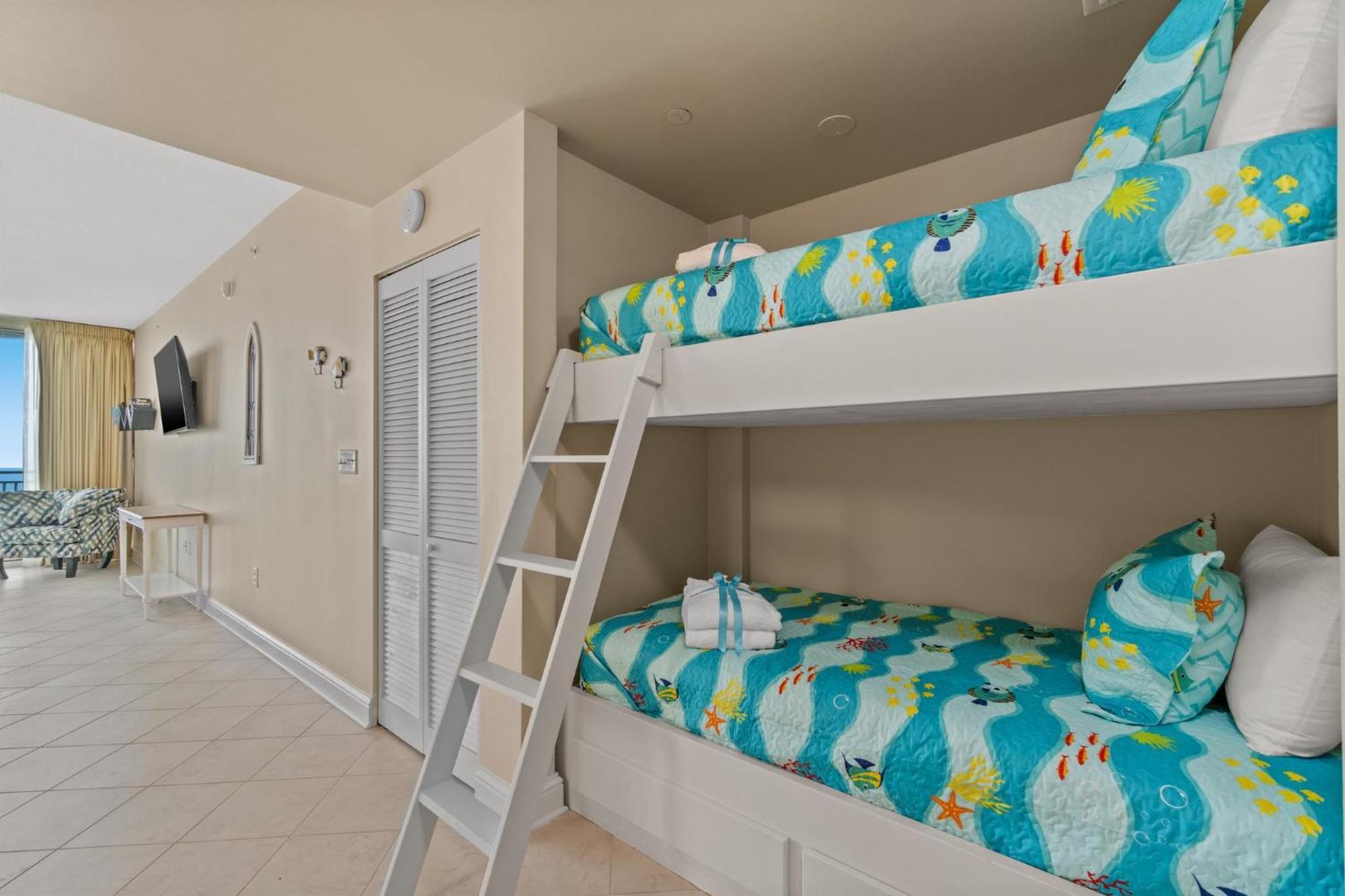 Beautiful 5th Floor Aqua Unit With Direct Ocean Views, Sleeps 8! Holiday home *
