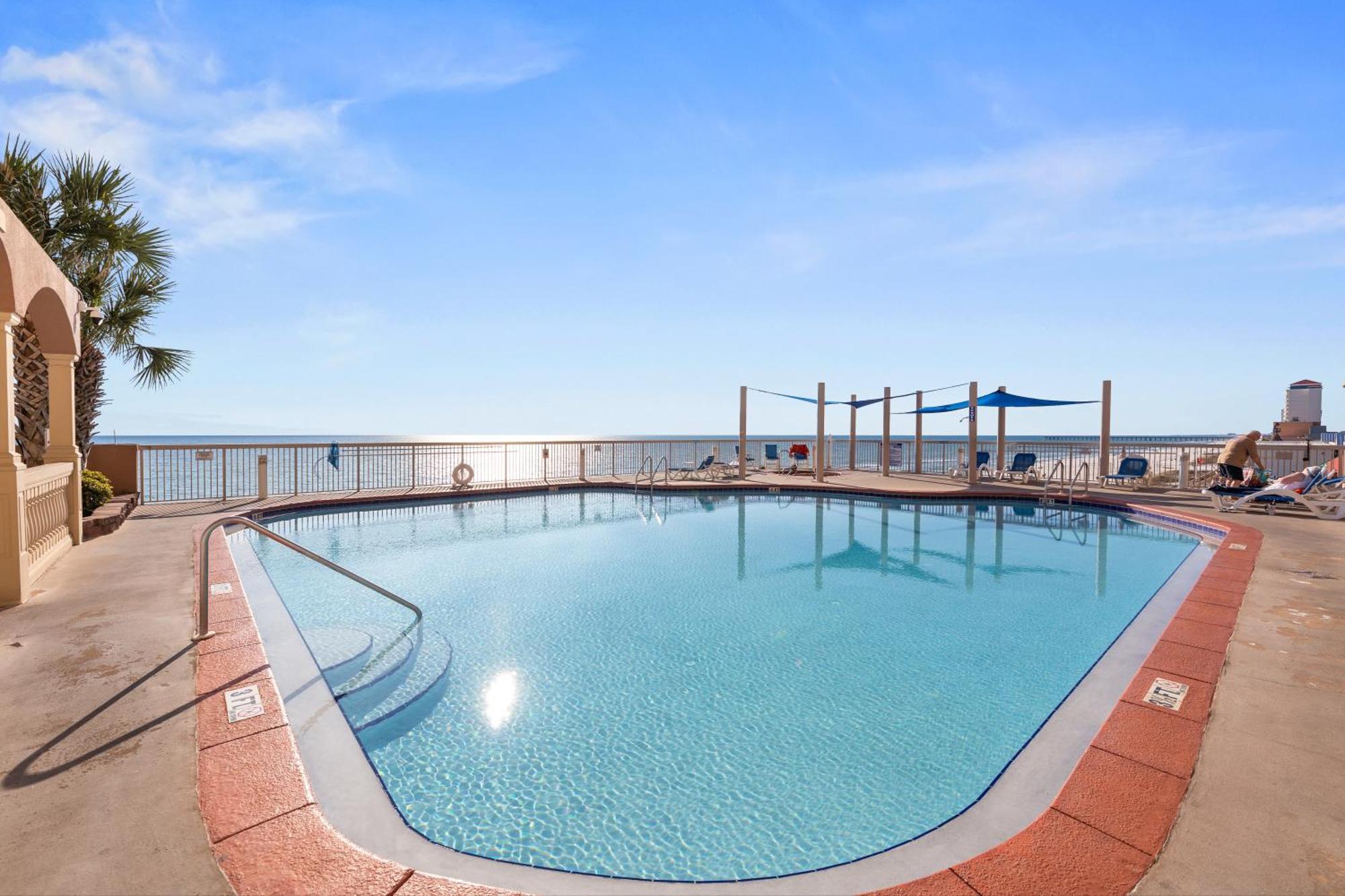 Gulf Front Master Bedroom! 2 Pools & Hot Tubs! Sleeps 8! Holiday home Panama City Beach