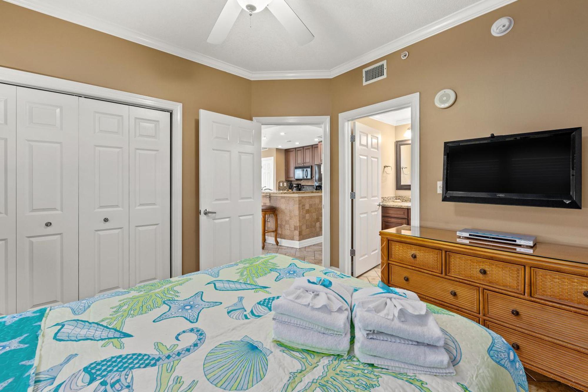 Gulf Front Master Bedroom! 2 Pools & Hot Tubs! Sleeps 8! Panama City Beach