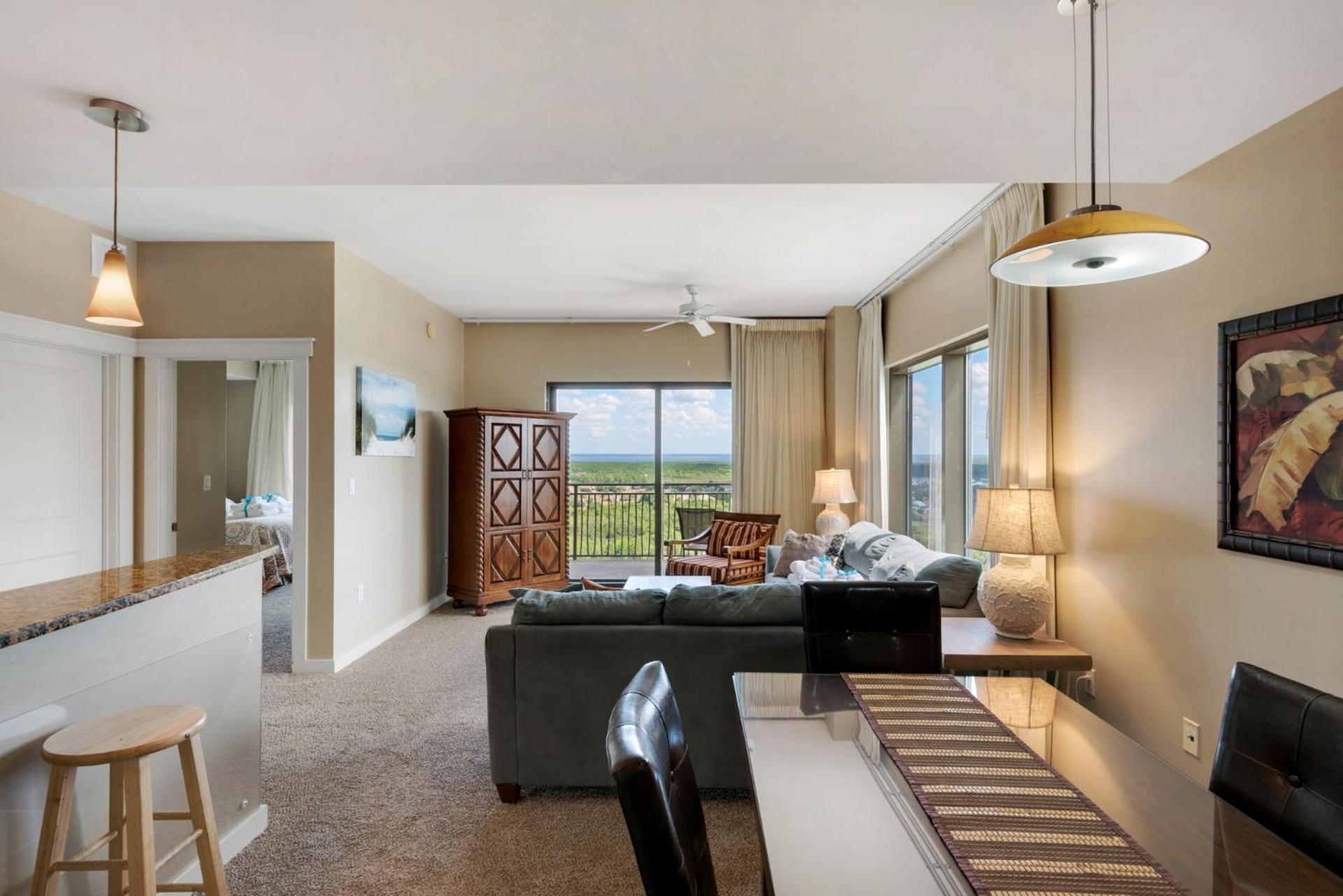 Across From The Beach! Near Pier Park & Dining! Sleeps 6! 2 Bedroom / 2 Ba! Holiday home