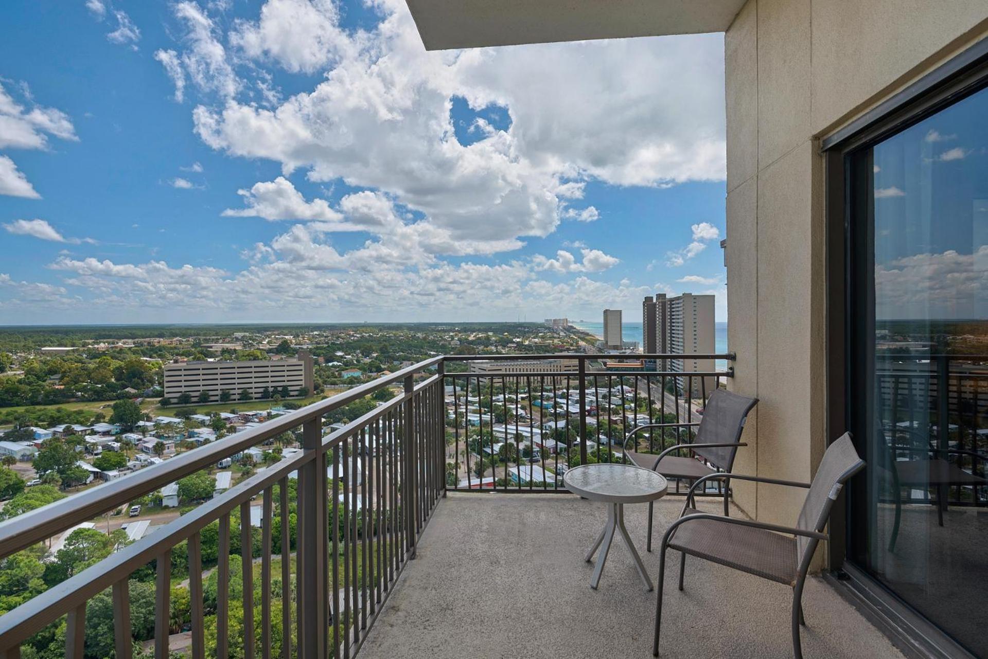 Across From The Beach! Near Pier Park & Dining! Sleeps 6! 2 Bedroom / 2 Ba! Holiday home