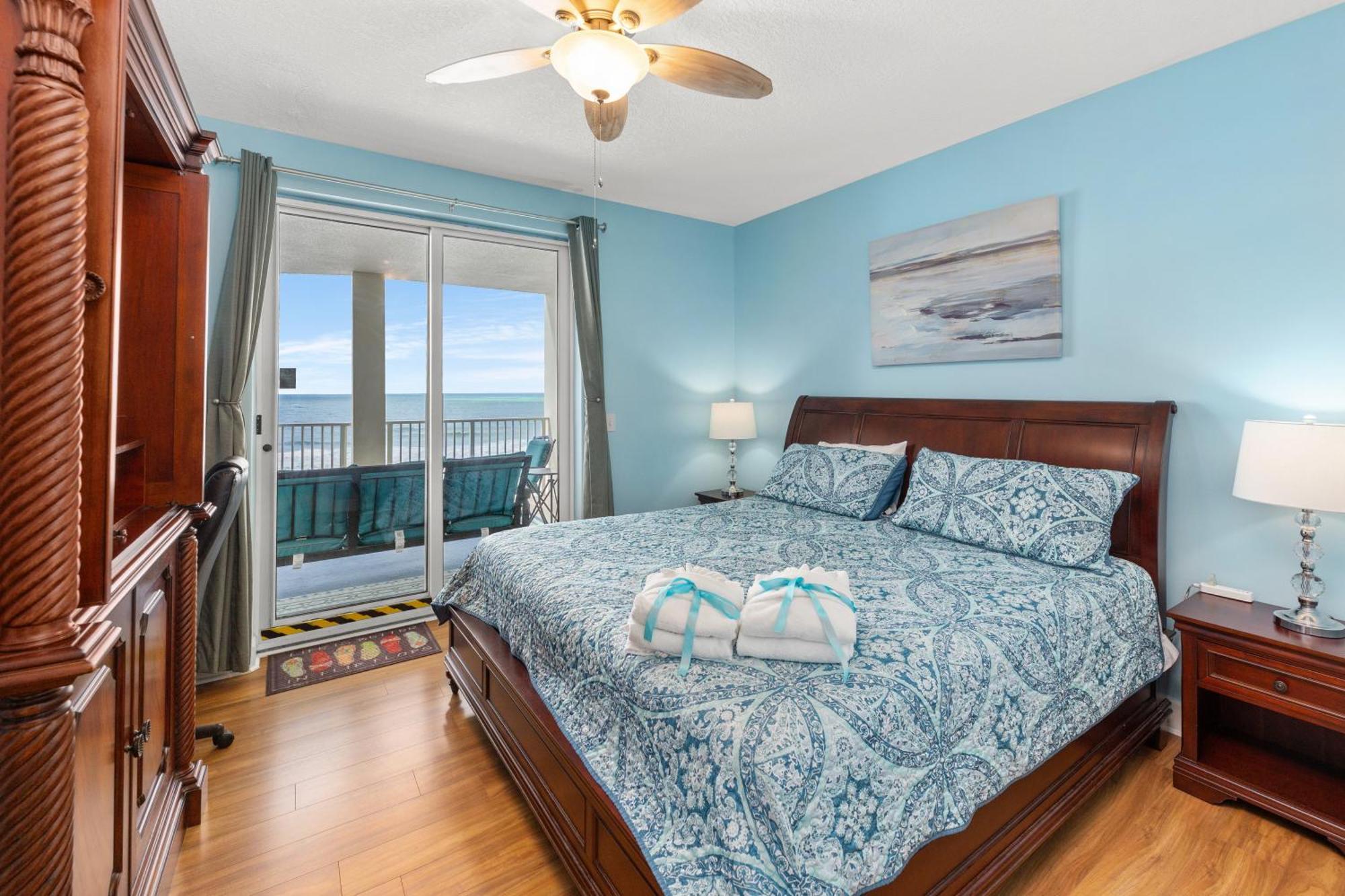 Large Balcony! Gulf Front Master Suite! Many Amenities On-site! Holiday home