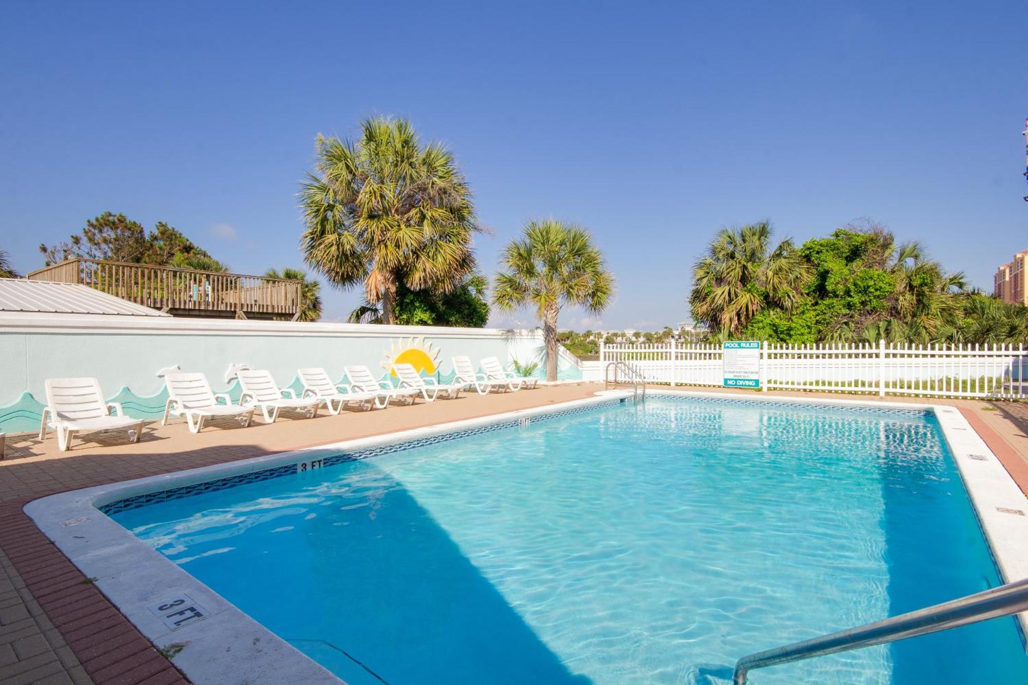 Across Street From - Close To Pier Park - Sleeps 6! Holiday home *