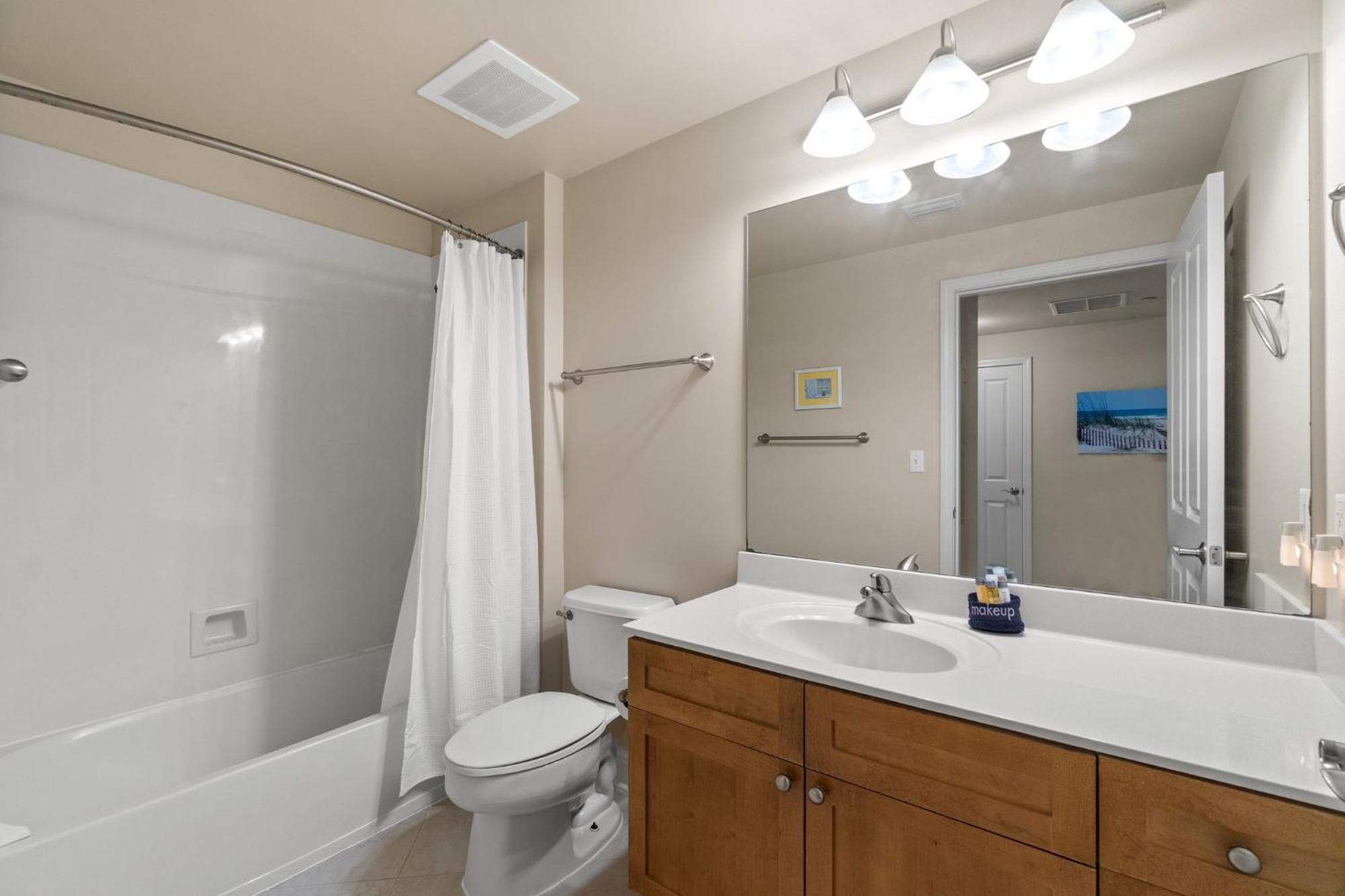 Holiday home Beautiful 5th Floor Aqua Unit With Direct Ocean Views, Sleeps 8!