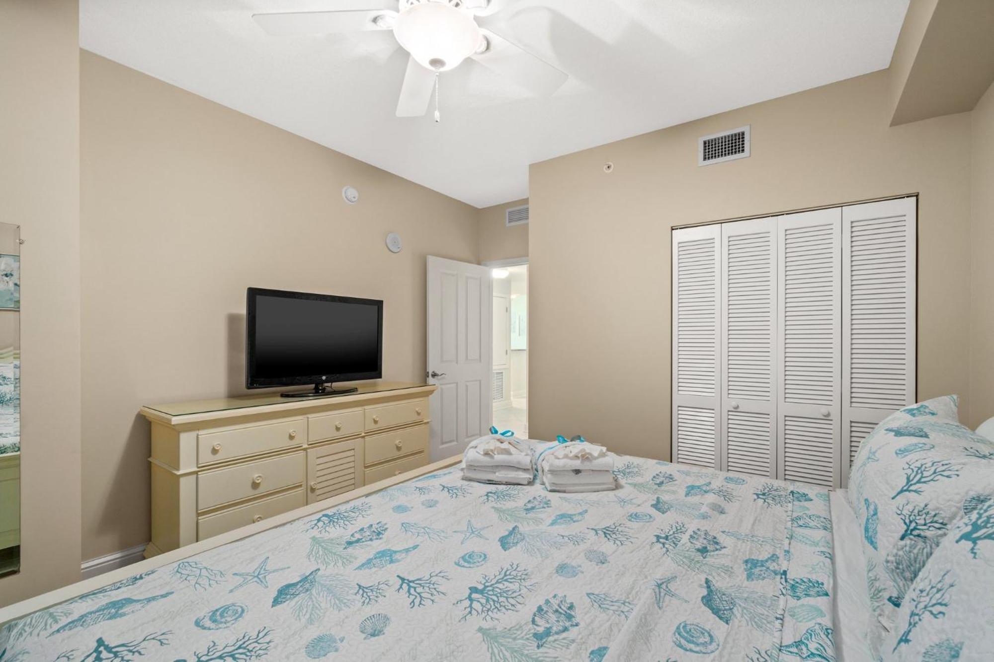 Holiday home Beautiful 5th Floor Aqua Unit With Direct Ocean Views, Sleeps 8!