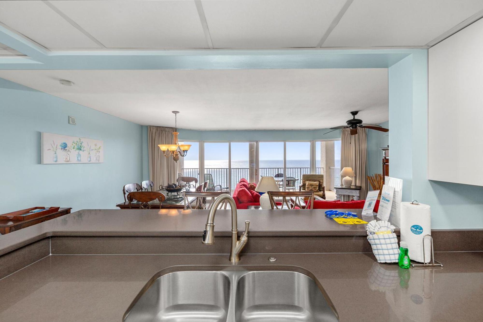 Gulf Front Living And Master Suite! Sleeps 8! Holiday home