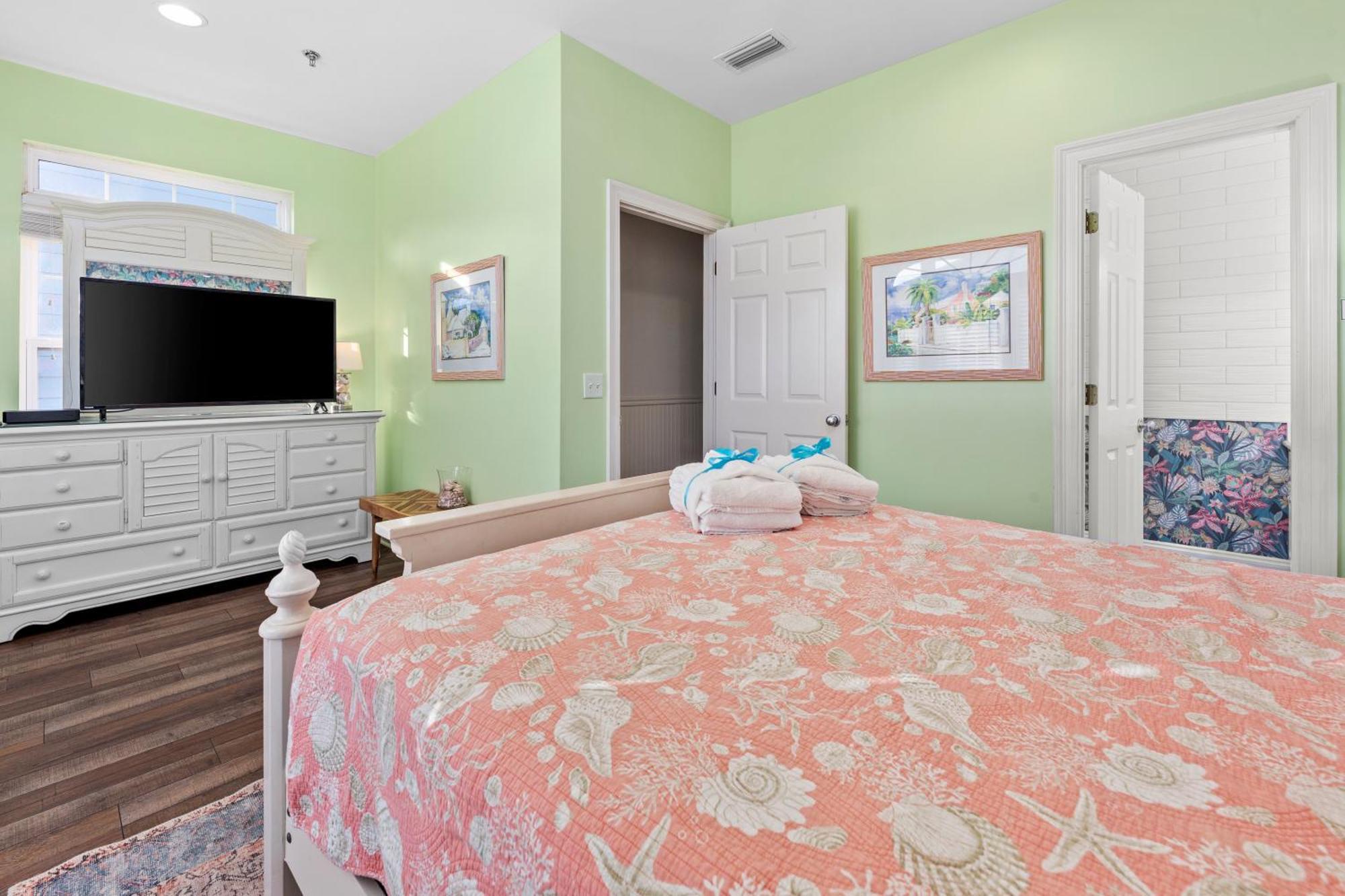 Next To Pier Park! Steps From The Beach! Dog-friendly! Pool! Holiday home Panama City Beach