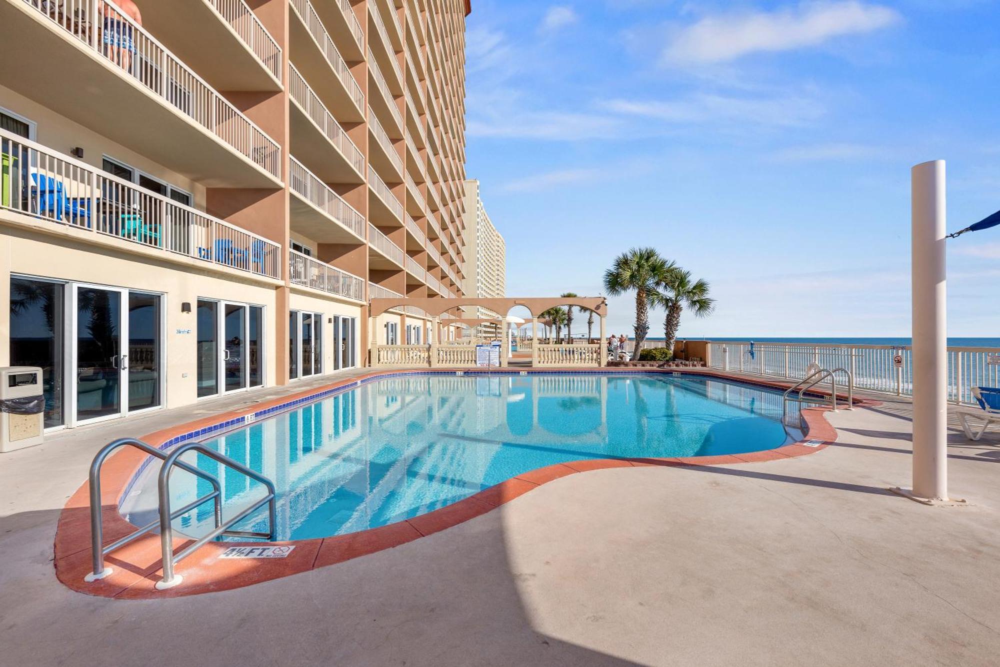 Gulf Front Master Bedroom! 2 Pools & Hot Tubs! Sleeps 8! *