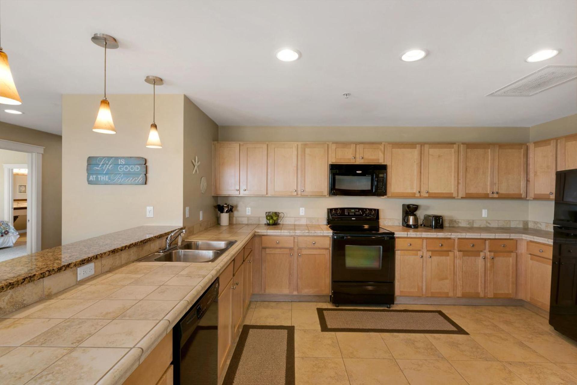 Across From The Beach! Near Pier Park & Dining! Sleeps 6! 2 Bedroom / 2 Ba! Holiday home