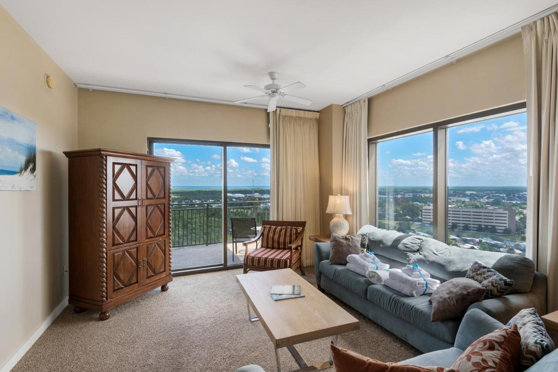 Across From The Beach! Near Pier Park & Dining! Sleeps 6! 2 Bedroom / 2 Ba! Holiday home *