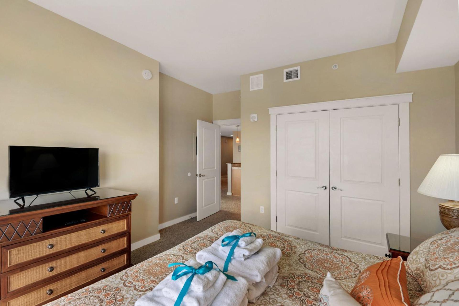 Across From The Beach! Near Pier Park & Dining! Sleeps 6! 2 Bedroom / 2 Ba! Holiday home *