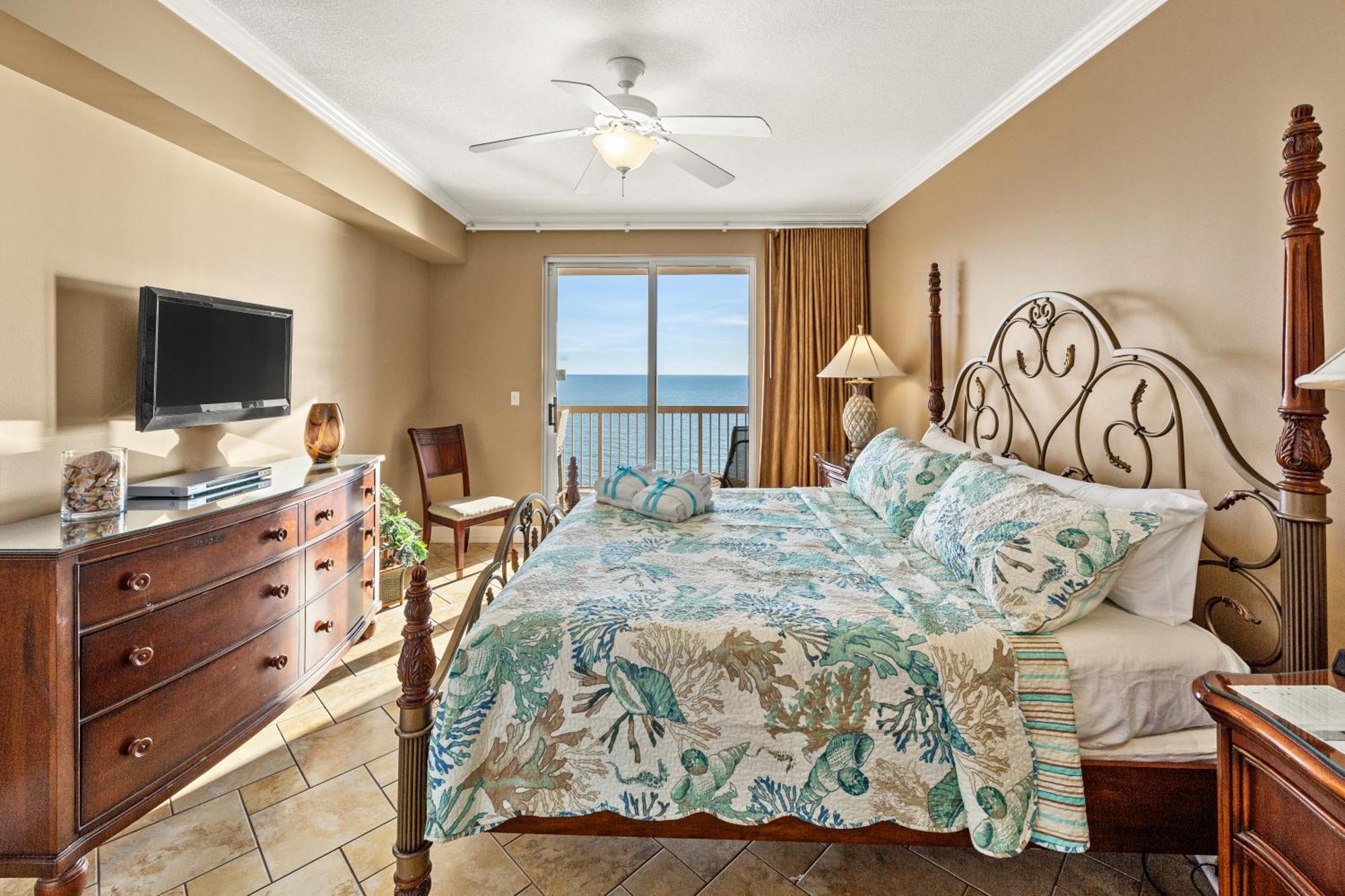Gulf Front Master Bedroom! 2 Pools & Hot Tubs! Sleeps 8! Holiday home Panama City Beach
