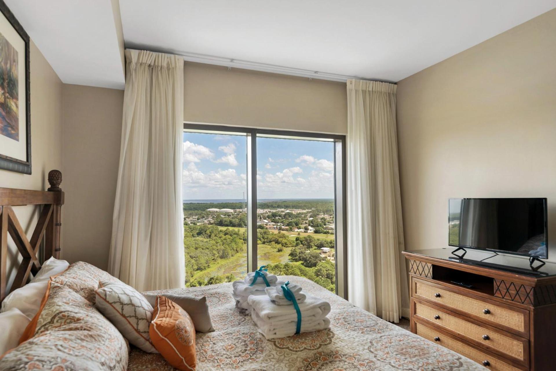 Across From The Beach! Near Pier Park & Dining! Sleeps 6! 2 Bedroom / 2 Ba! * Panama City Beach