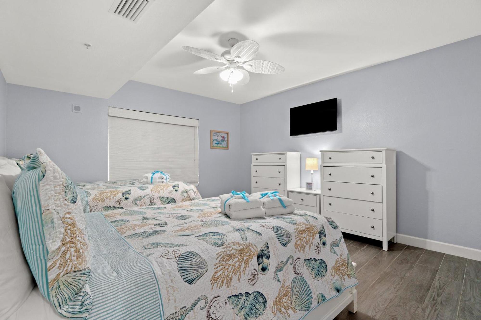 Tidewater Luxury Penthouse With Amenities And A View! *