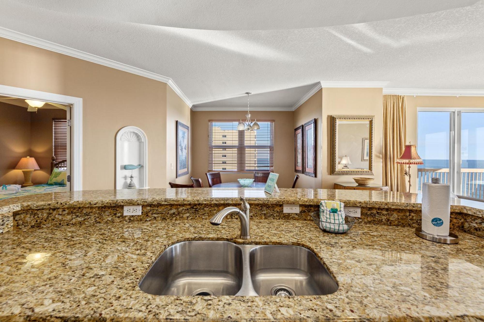 Gulf Front Master Bedroom! 2 Pools & Hot Tubs! Sleeps 8! Holiday home