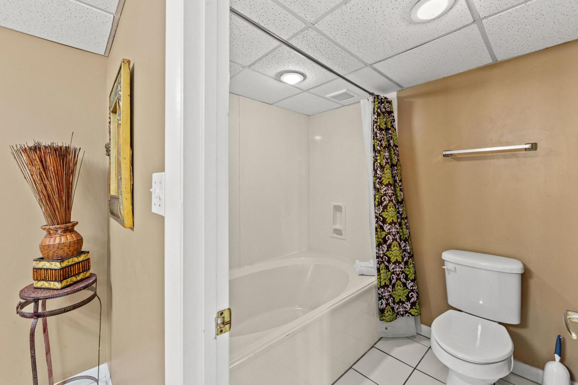 Gulf Front Living And Master Suite! Sleeps 8! * Panama City Beach